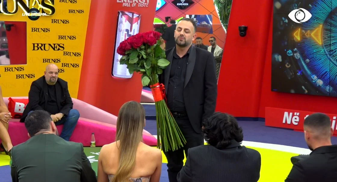 Seno rikthehet në BBV me buqetë trëndafilash, surprizë romantike për Juelën